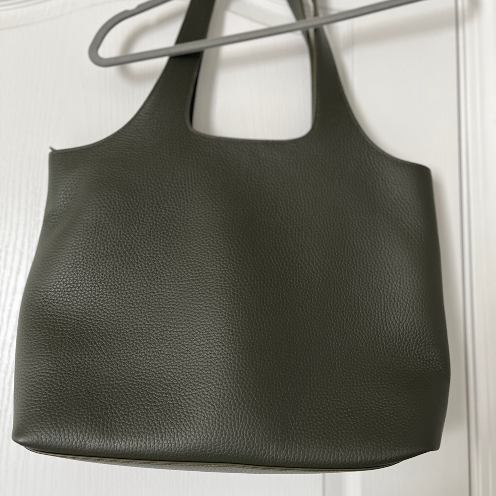 Cuyana italian leather system zipper tote 16” in olive green - Picture 4 of 12